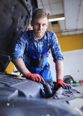 Auto makinist iş başında