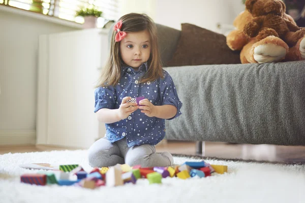 Menina brincando em casa — Fotografia de Stock