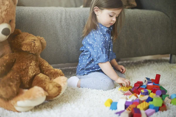 Liten flicka som leker med klossar — Stockfoto