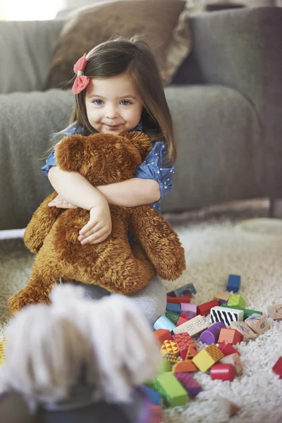 Μικρό κορίτσι αγκαλιάζει παιχνίδι αρκούδα — Φωτογραφία Αρχείου
