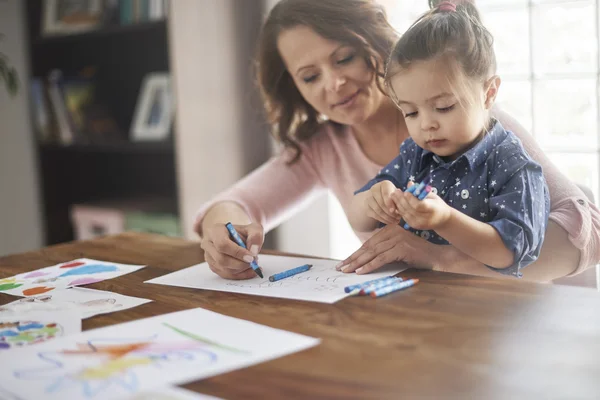 Madre con su hija dibujando juntos . — Foto de Stock