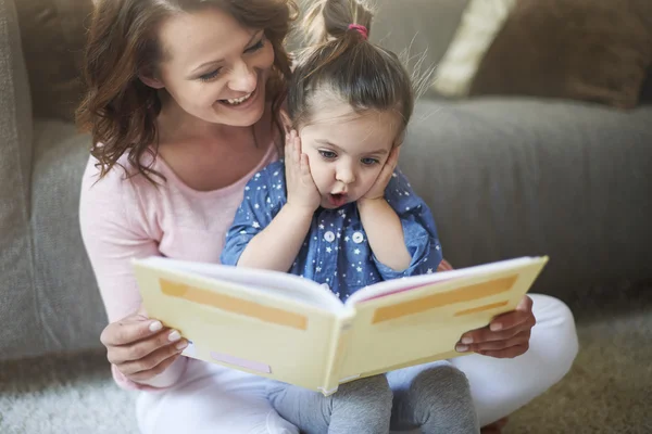 Mor och dotter läsa bok — Stockfoto