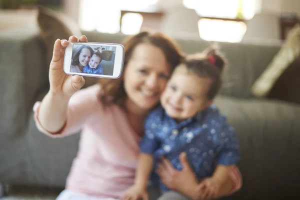 Matka s její dcera při selfie — Stock fotografie