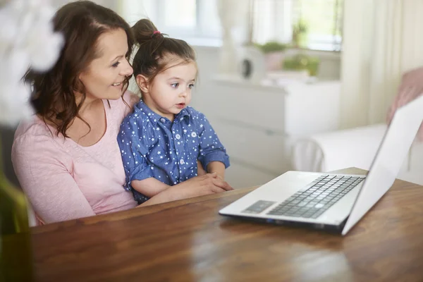 Mutter und ihre Tochter mit Laptop — Stockfoto