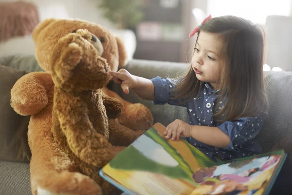Menina leitura fada cauda de brinquedo — Fotografia de Stock