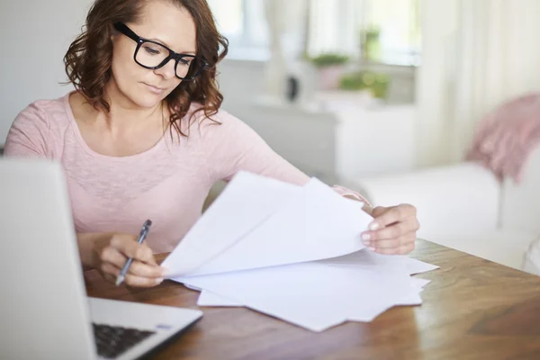 Kvinnan arbetar med dokument på hemmaplan — Stockfoto