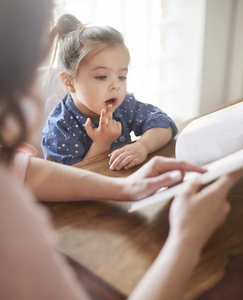 Mor och hennes dotter läsa bok — Stockfoto