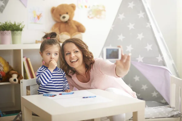 Moeder met haar dochter nemen selfie — Stockfoto