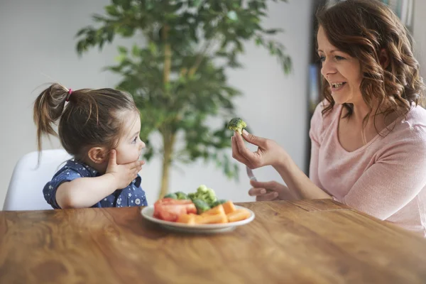 Mutter füttert ihre Tochter — Stockfoto