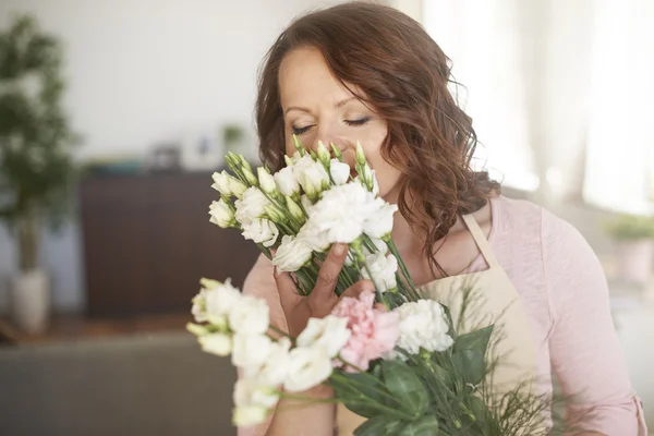 Madre huele el aroma de las flores — Foto de Stock