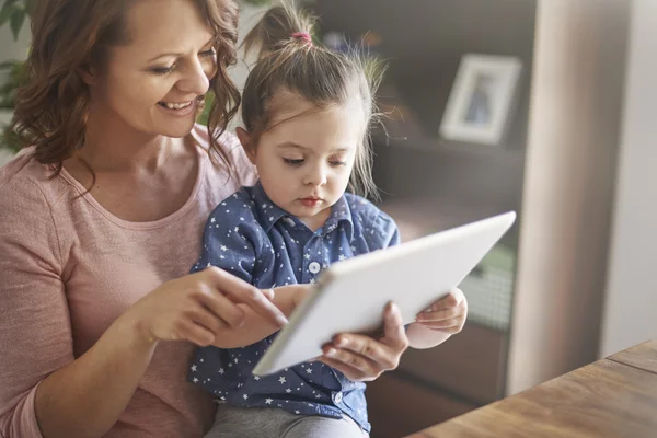 Mor och dotter med digital tablet — Stockfoto