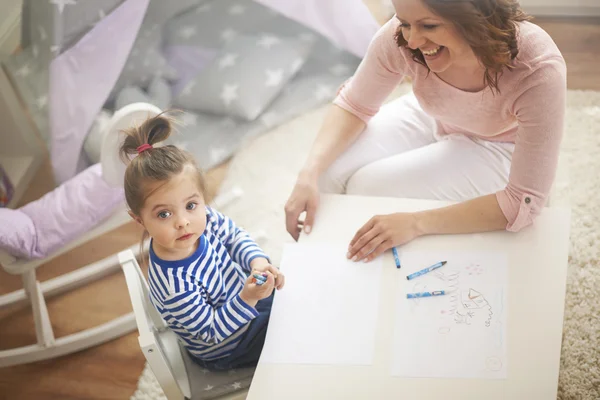Mother and daughter drawing picture. — Stock Photo, Image