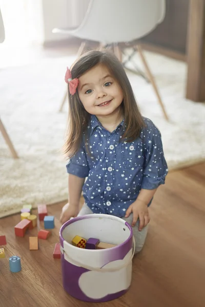 Cute small girl cleans up her room — Stock Photo, Image