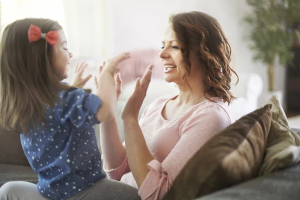 Moeder met haar dochter tijd samen doorbrengen — Stockfoto