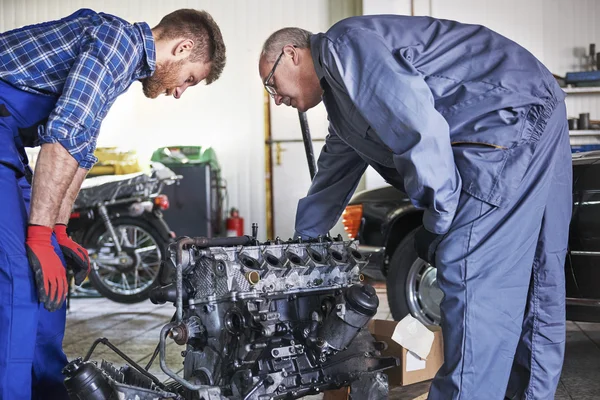 Deux mécaniciens réparant le moteur de la voiture — Photo