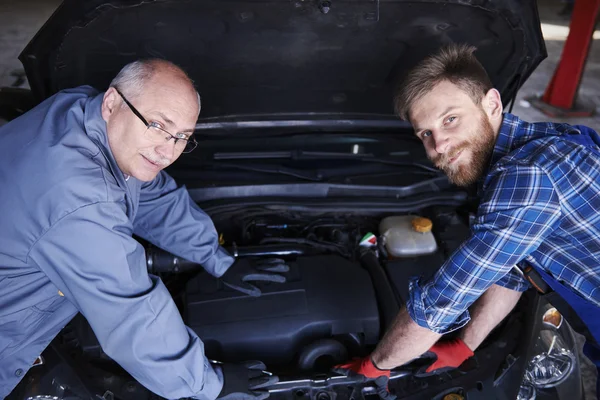 Male workers repairing car — Stock Photo, Image