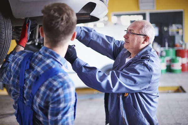 Teamwork is basic in workshop — Stock Photo, Image