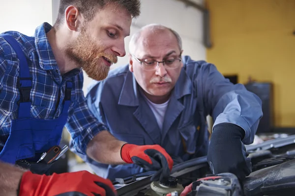 Auto mechanic with worker in action — Stock Photo, Image