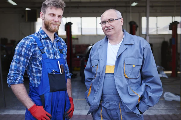 Confident auto mechanics — Stock Photo, Image