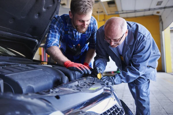 Mechanica in auto werkplaats — Stockfoto