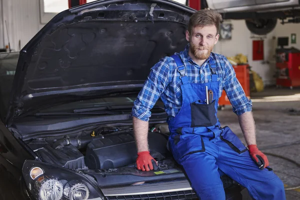 Cars mechanic in workshop — Stock Photo, Image