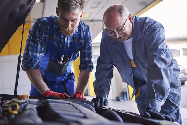 Mechanics in car workshop — Stock Photo, Image