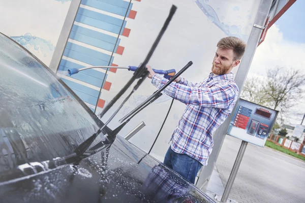 Человек чистит свою машину — стоковое фото