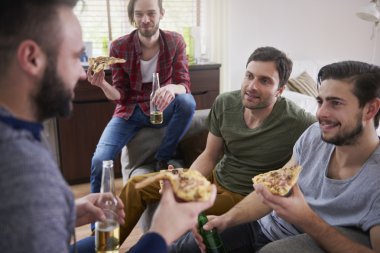 Pizza ve bira ile erkekler Toplantı