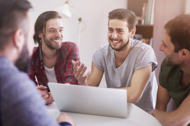 Grup sert yeni projede çalışan adam