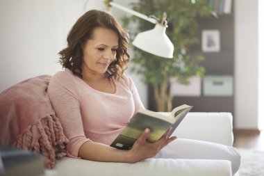 Kadın ona kitap ile rahatlatıcı