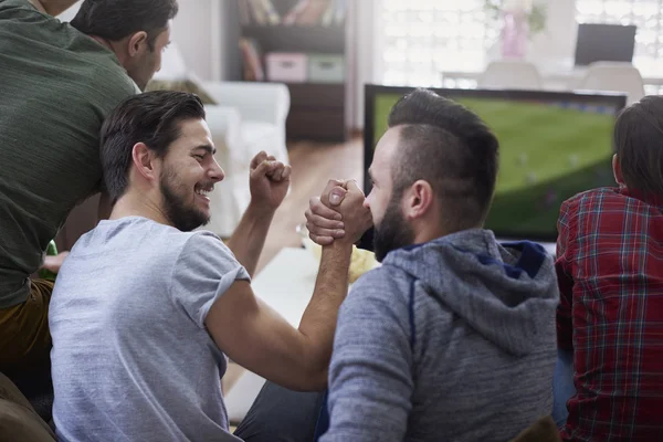 Mannen kijken naar voetbalwedstrijd — Stockfoto