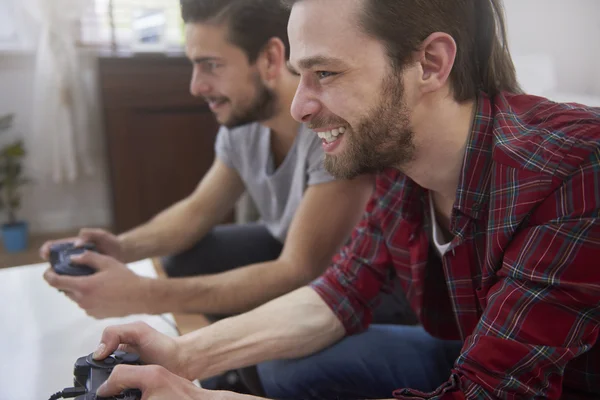 Homens jogando jogo de computador juntos — Fotografia de Stock