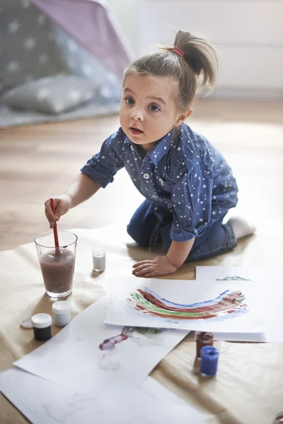 Schattig klein meisje tekenen een afbeelding — Stockfoto