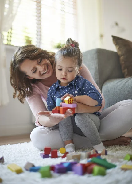 Mère avec son enfant construisant maison pour poupées — Photo