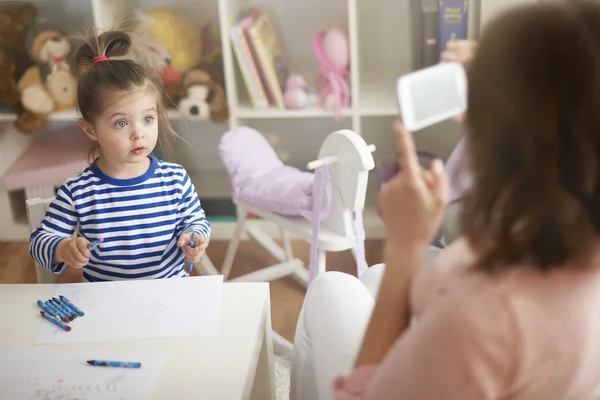 Mamma tar en bild av sin dotter — Stockfoto