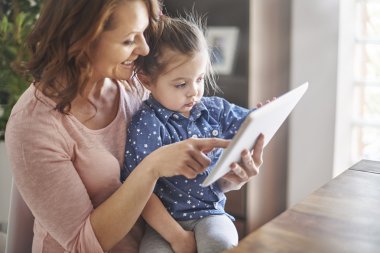 Anne ile kızı dijital tablet kullanma