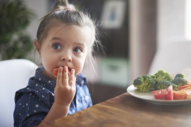 Sebze yiyen çocuk