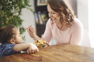 Öğle Yemeği kutlama kızı ile