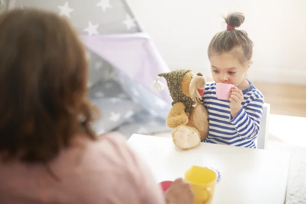 Menina brincando com sua mãe. — Fotografia de Stock