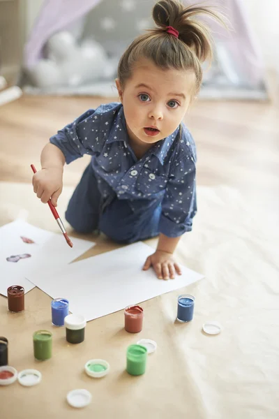 Petite fille dessine des photos par pinceau . — Photo