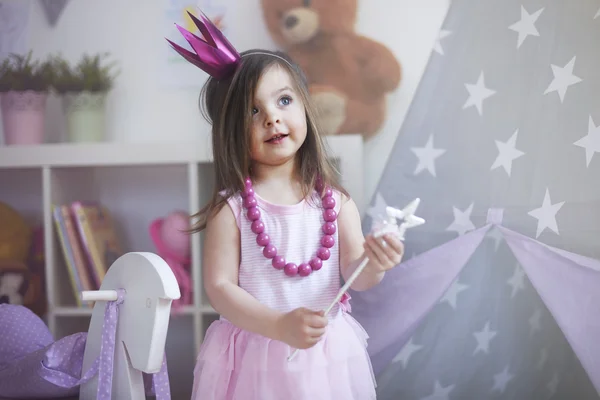 Petite princesse avec baguette magique — Photo