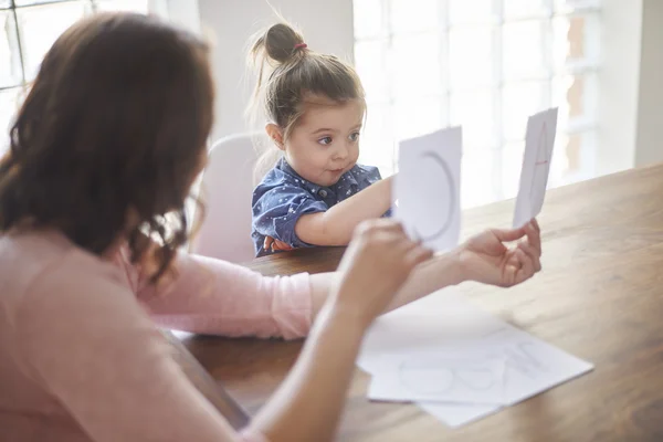 Mamma med sin dotter att lära sig alfabetet — Stockfoto