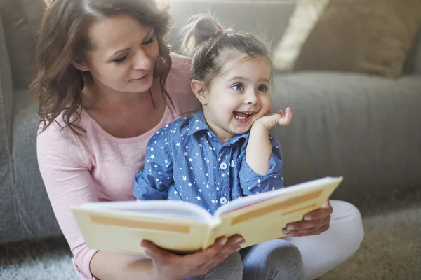 Moeder en haar kind lezing boek. — Stockfoto