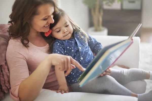 Mãe com sua filha lendo livro — Fotografia de Stock