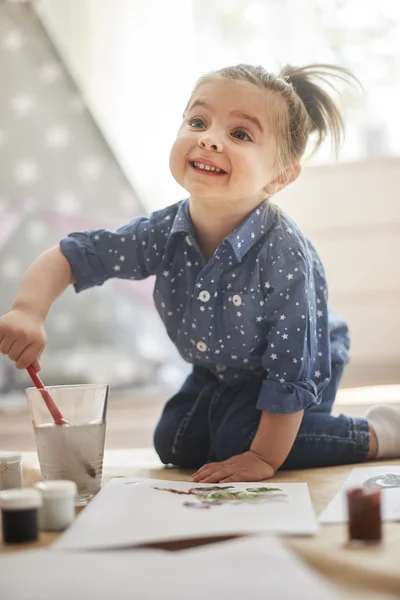 Menina bonito desenhando um quadro — Fotografia de Stock