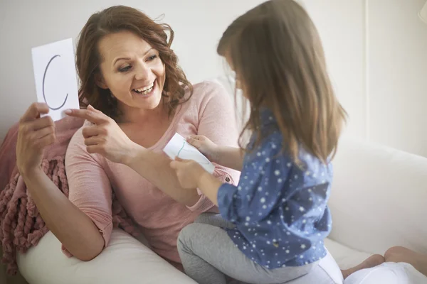 Mãe com filha aprendendo do alfabeto — Fotografia de Stock