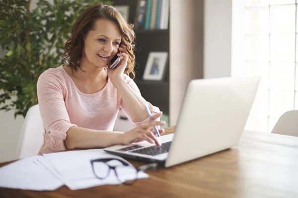 Femme d'affaires travaillant à la maison — Photo