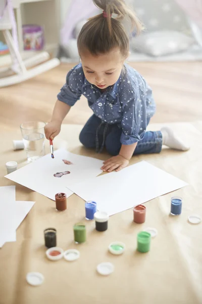 Schattig klein meisje tekenen een afbeelding. — Stockfoto
