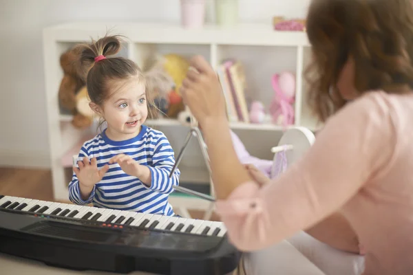 Moeder en dochter spelen op muziekinstrumenten — Stockfoto