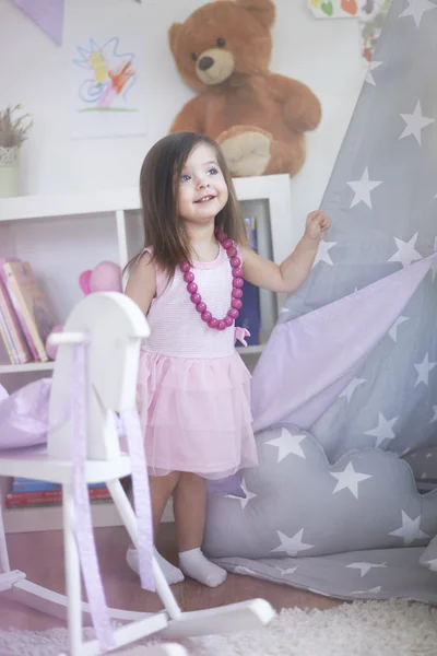 Petite fille jouant dans sa chambre — Photo